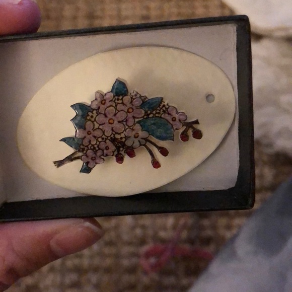Hand drawn floral vintage pin - Picture 1 of 2